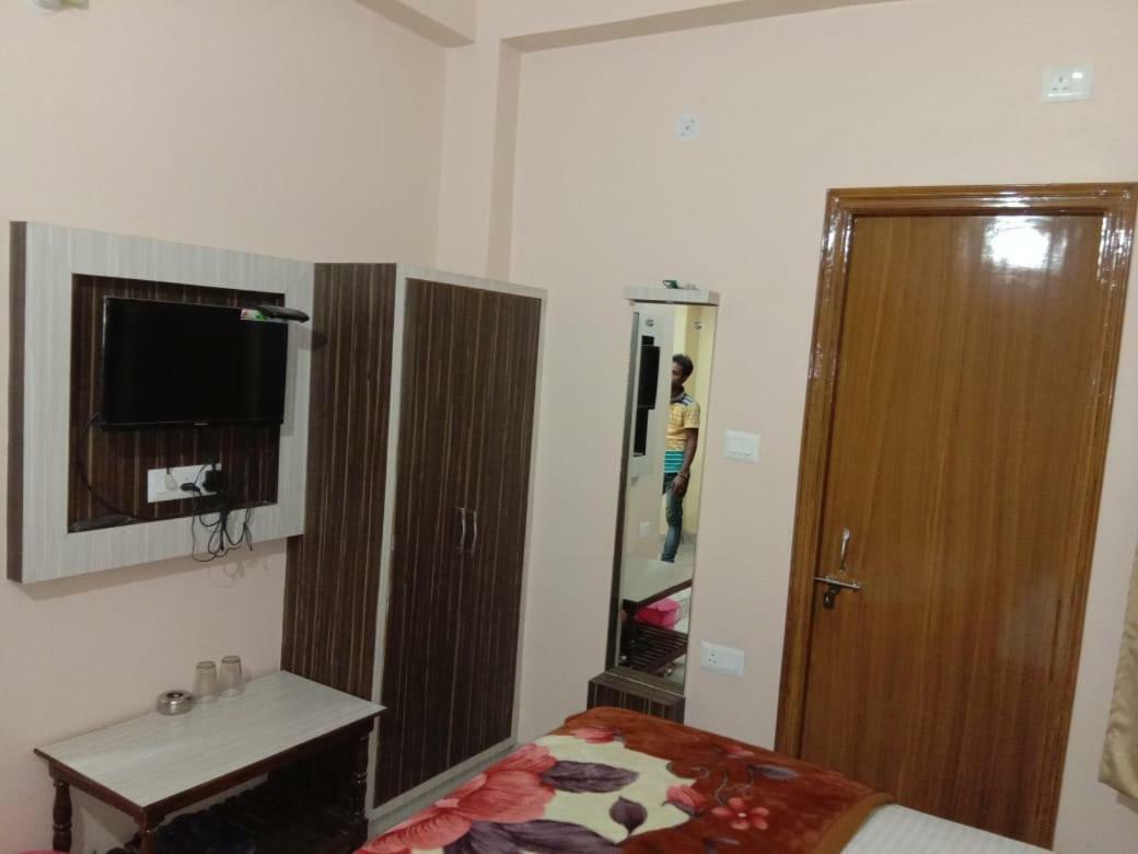 Adb Rooms Hotel De Pal Varanasi Exterior photo